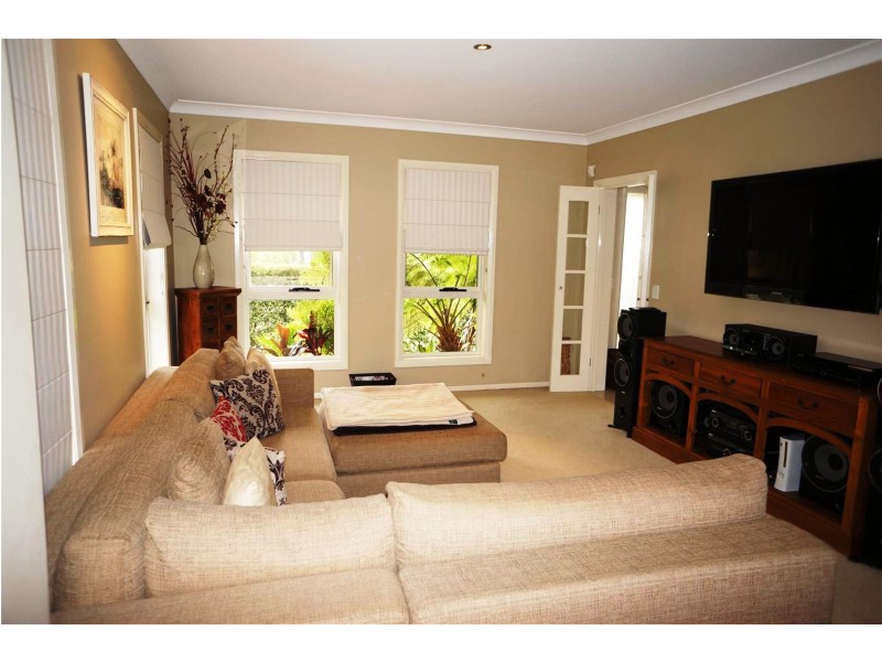 4 Hillsborough Cres, Glenfield NSW 2167