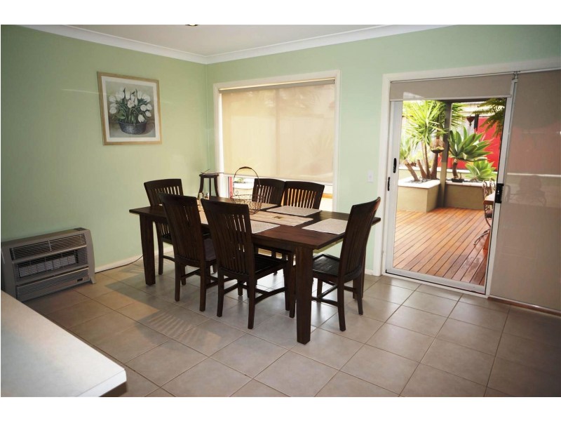 4 Hillsborough Cres, Glenfield NSW 2167