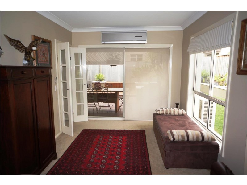 4 Hillsborough Cres, Glenfield NSW 2167