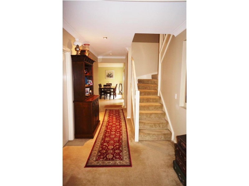 4 Hillsborough Cres, Glenfield NSW 2167