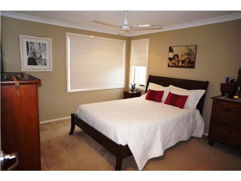 4 Hillsborough Cres, Glenfield NSW 2167