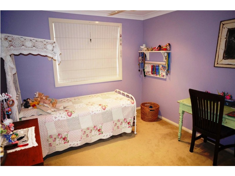 4 Hillsborough Cres, Glenfield NSW 2167