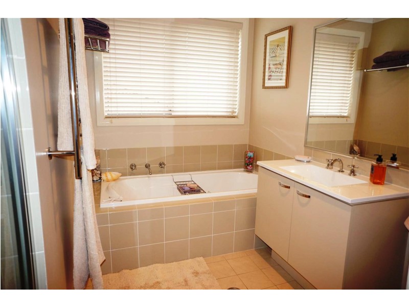 4 Hillsborough Cres, Glenfield NSW 2167