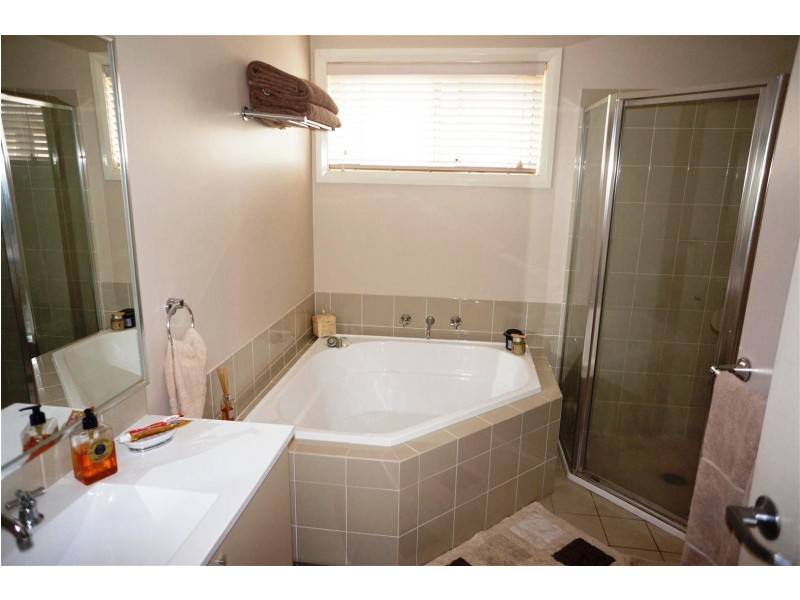 4 Hillsborough Cres, Glenfield NSW 2167