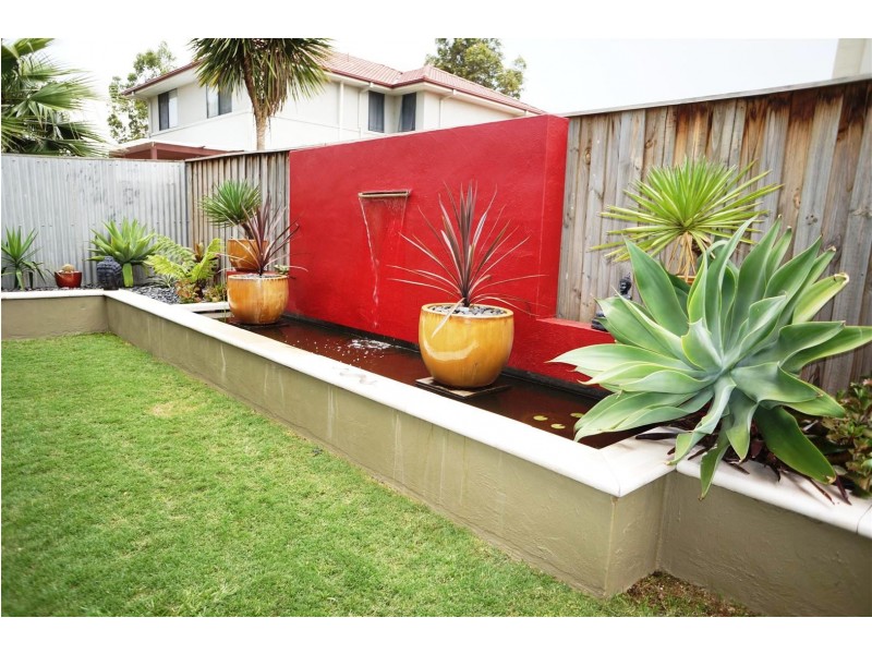 4 Hillsborough Cres, Glenfield NSW 2167