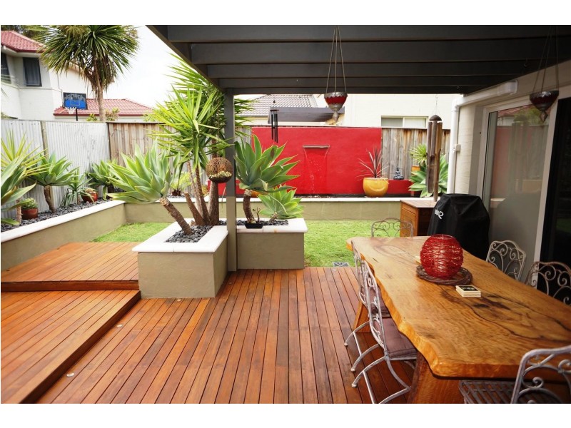 4 Hillsborough Cres, Glenfield NSW 2167