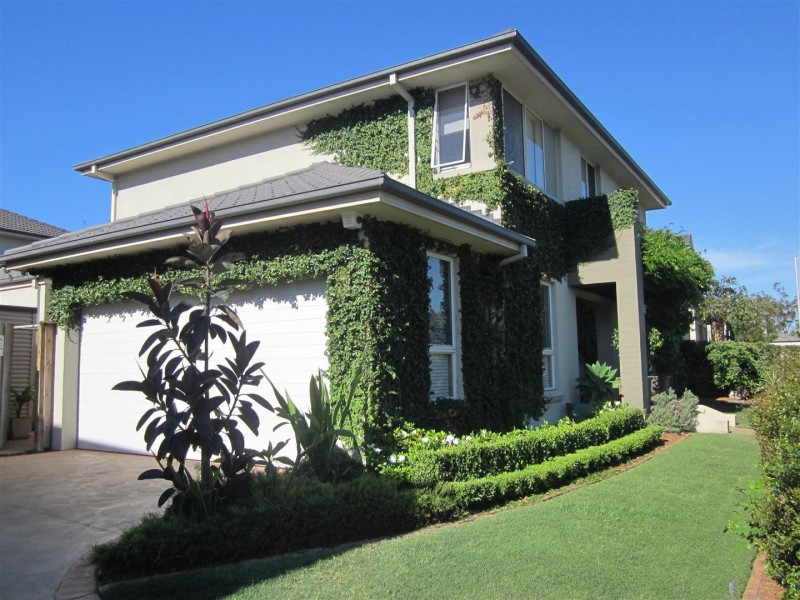 4 Hillsborough Cres, Glenfield NSW 2167