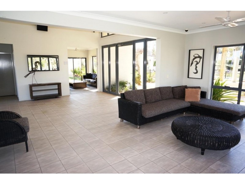 4 Hillsborough Cres, Glenfield NSW 2167