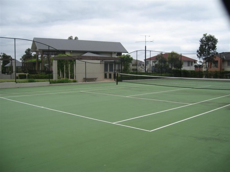 4 Hillsborough Cres, Glenfield NSW 2167