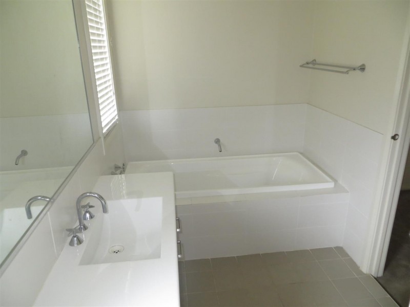 6 Matilda Lane, Glenfield NSW 2167