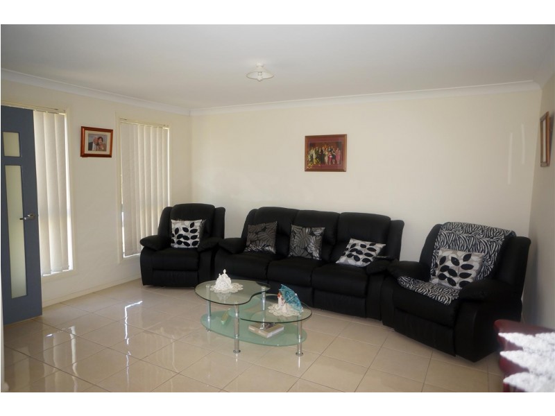 27 Mary Ann Drive, Glenfield NSW 2167