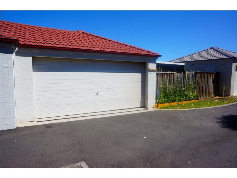 27 Mary Ann Drive, Glenfield NSW 2167