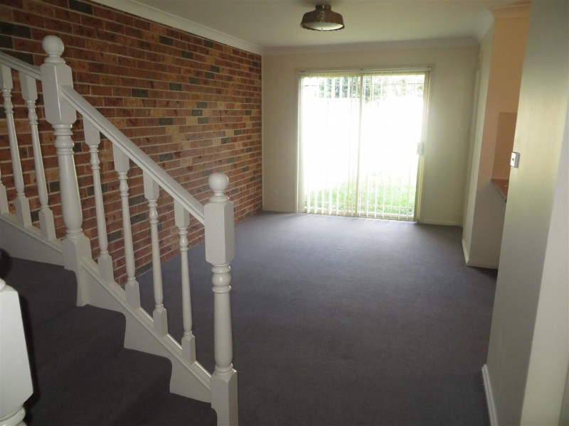 2/8a Kiriwina Place, Glenfield NSW 2167