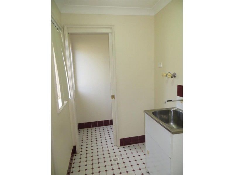 2/8a Kiriwina Place, Glenfield NSW 2167