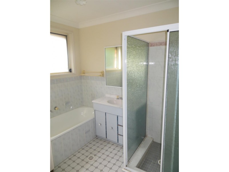 2/8a Kiriwina Place, Glenfield NSW 2167