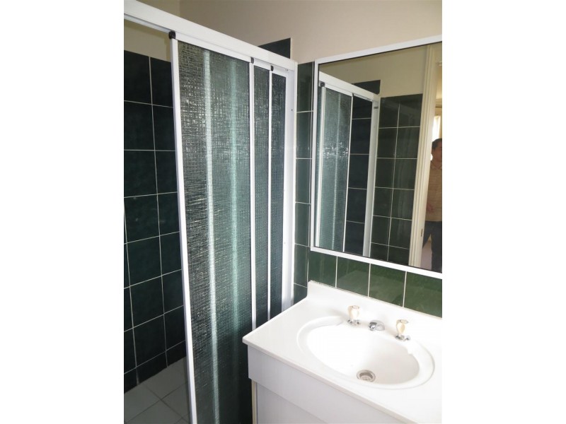 2/8a Kiriwina Place, Glenfield NSW 2167