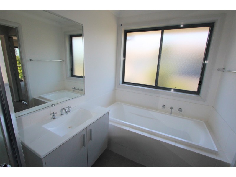 81 Atlantic Blvd, Glenfield NSW 2167