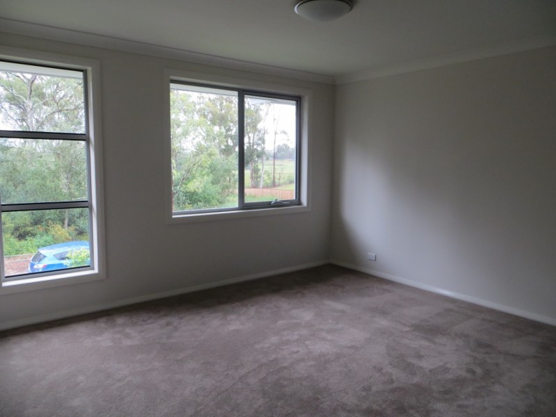 7 Three Bees Drive, Glenfield NSW 2167