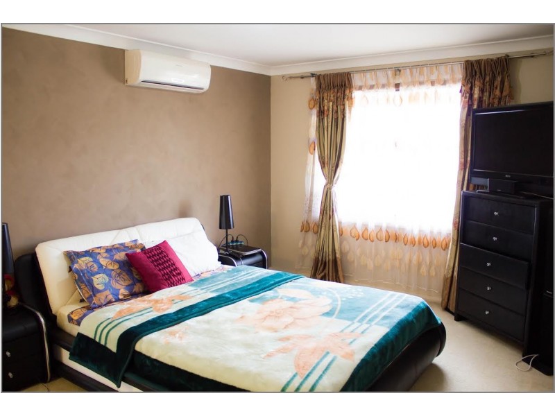 22 Mary Ann Drive, Glenfield NSW 2167