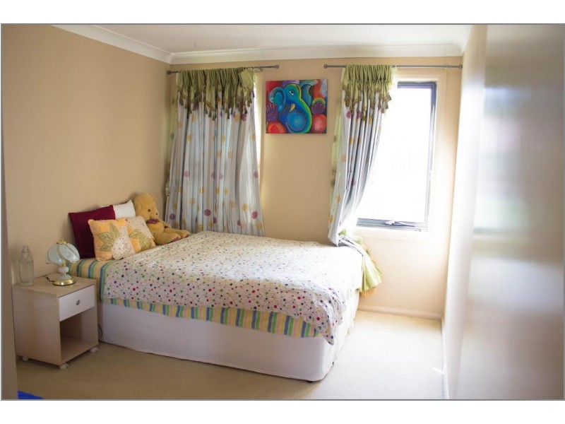 22 Mary Ann Drive, Glenfield NSW 2167