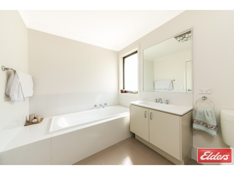 11 Hadlow Avenue, Glenfield NSW 2167