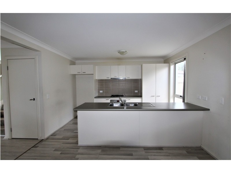 33 Northampton Drive, Glenfield NSW 2167