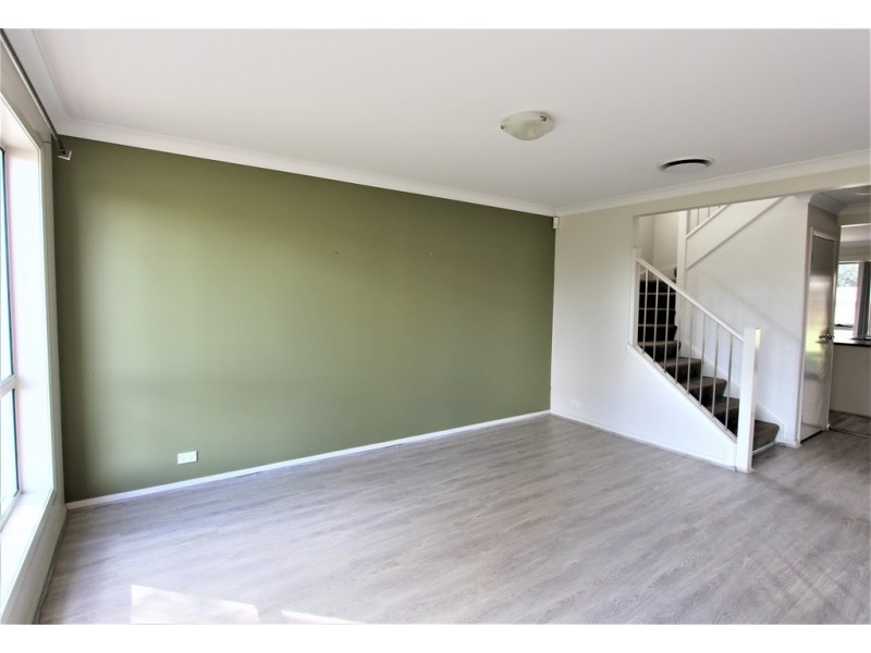 33 Northampton Drive, Glenfield NSW 2167