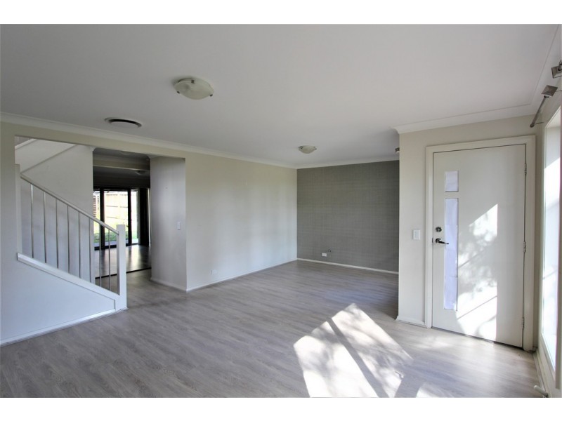 33 Northampton Drive, Glenfield NSW 2167