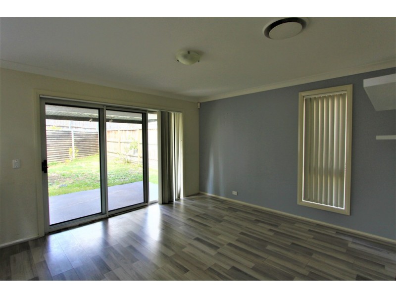 33 Northampton Drive, Glenfield NSW 2167