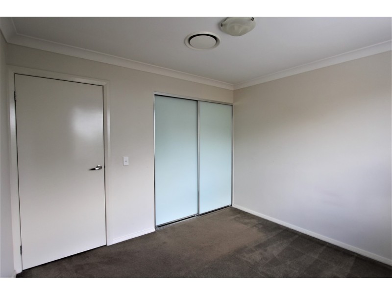 33 Northampton Drive, Glenfield NSW 2167