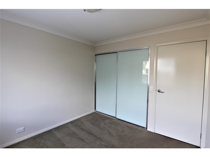 33 Northampton Drive, Glenfield NSW 2167