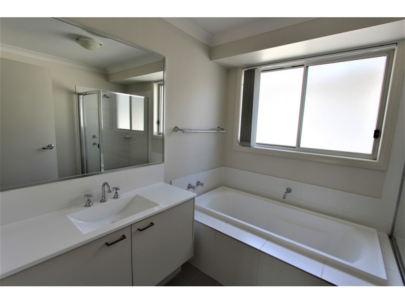 33 Northampton Drive, Glenfield NSW 2167