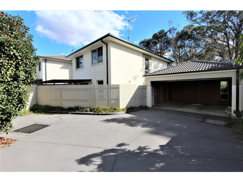 33 Northampton Drive, Glenfield NSW 2167