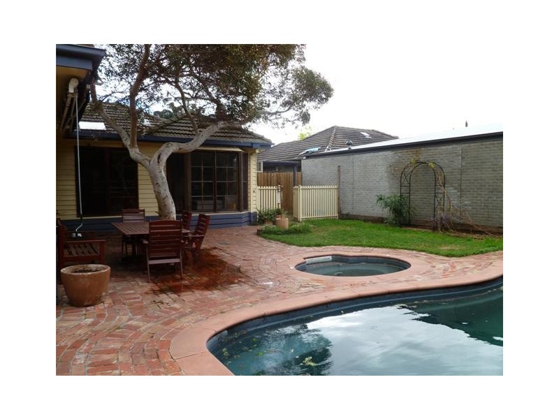 12 Cherbourg Avenue, Beaumaris VIC 3193