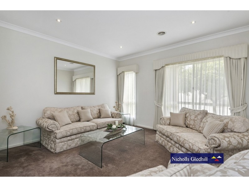 19 Manuscript Drive, Endeavour Hills VIC 3802