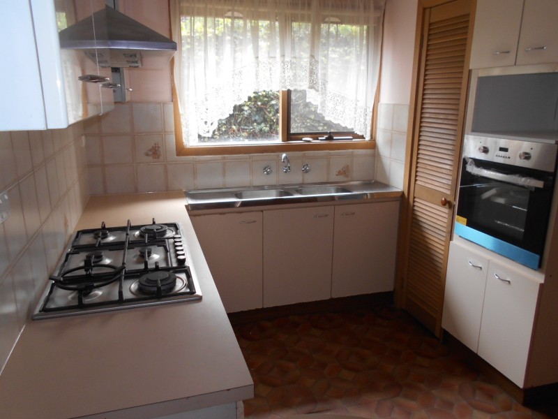 18 HEADINGLY COURT, Endeavour Hills VIC 3802