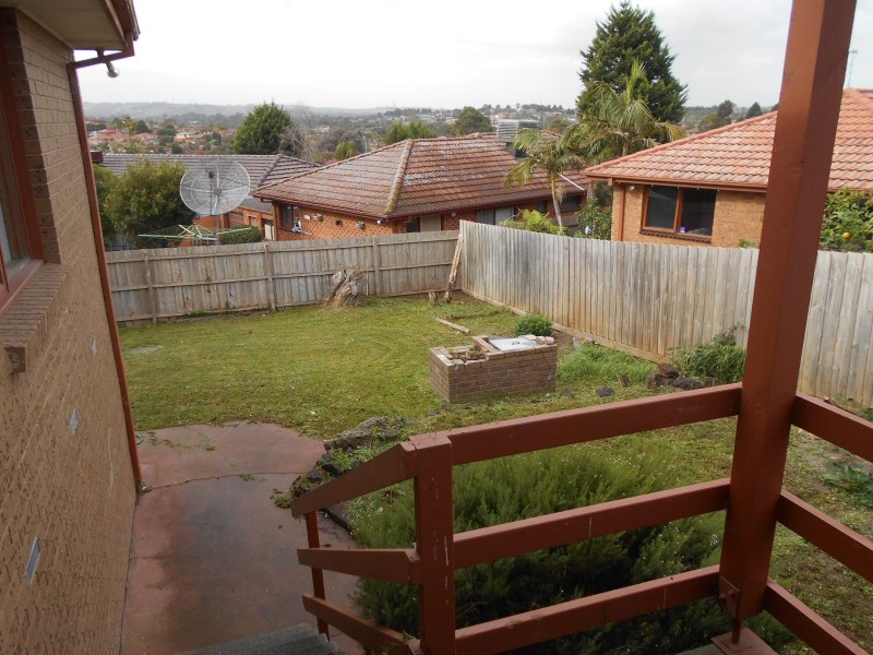 18 HEADINGLY COURT, Endeavour Hills VIC 3802