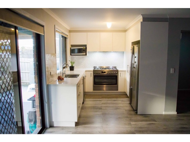 33 THOMAS MITCHELL DRIVE, Endeavour Hills VIC 3802