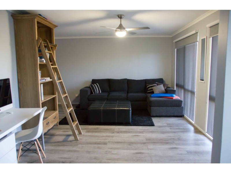 33 THOMAS MITCHELL DRIVE, Endeavour Hills VIC 3802
