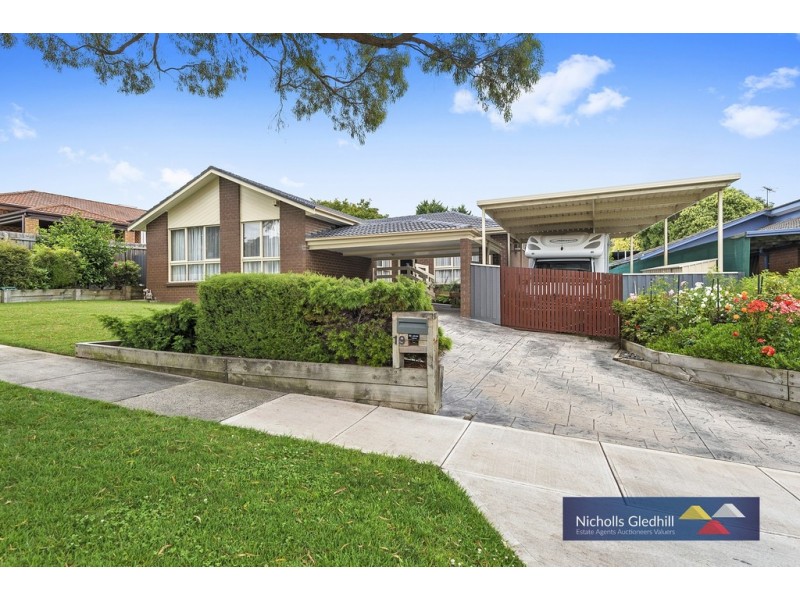 19 THOMAS MITCHELL DRIVE, Endeavour Hills VIC 3802