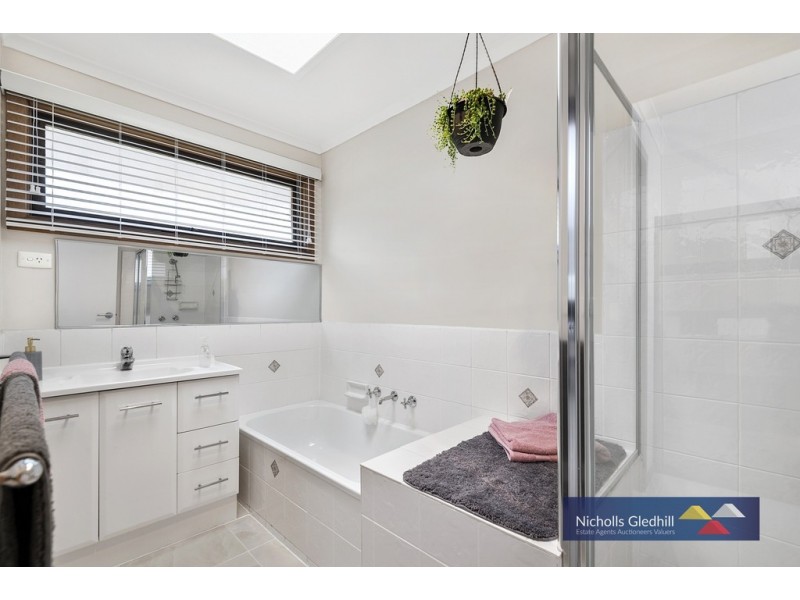 19 THOMAS MITCHELL DRIVE, Endeavour Hills VIC 3802