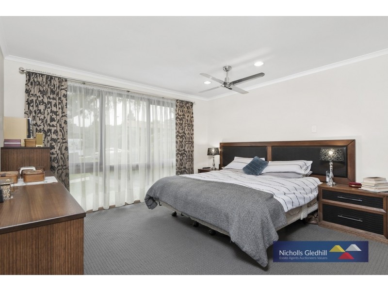 19 THOMAS MITCHELL DRIVE, Endeavour Hills VIC 3802