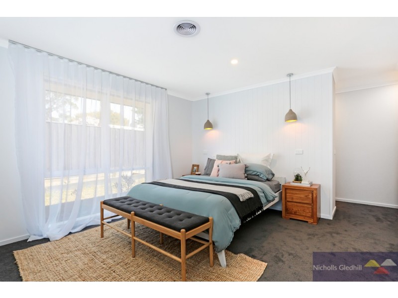 49 Grove End Road, Endeavour Hills VIC 3802