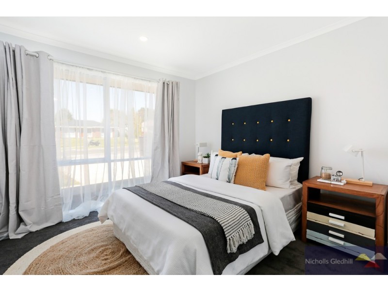 49 Grove End Road, Endeavour Hills VIC 3802