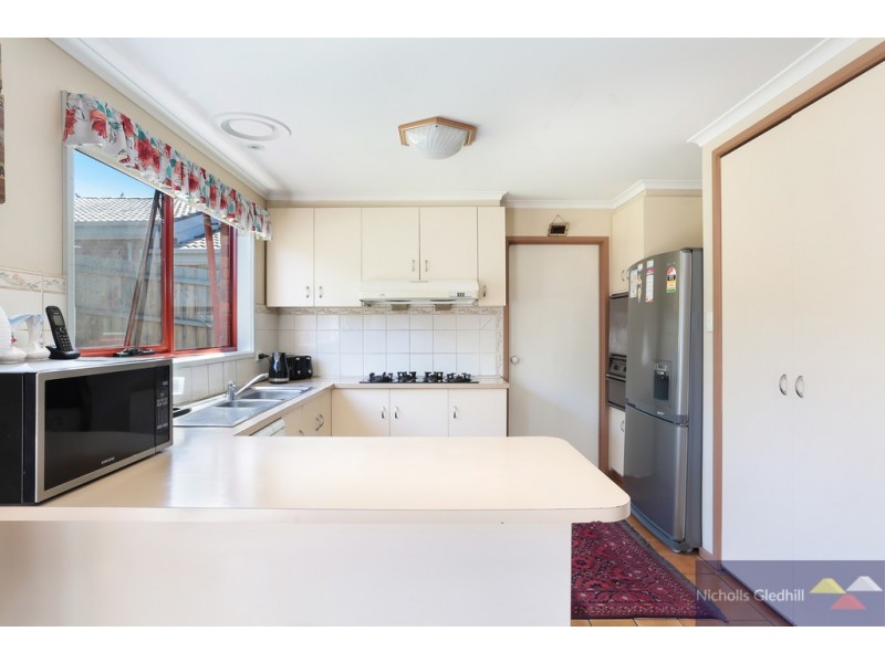 5 POOLE COURT, Endeavour Hills VIC 3802