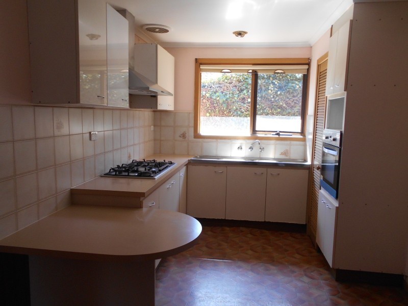 18 HEADINGLY COURT, Endeavour Hills VIC 3802