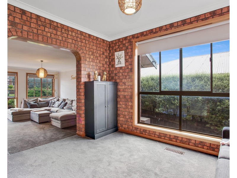 16 BRANDON COURT, Endeavour Hills VIC 3802