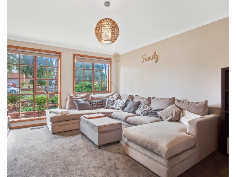 16 BRANDON COURT, Endeavour Hills VIC 3802