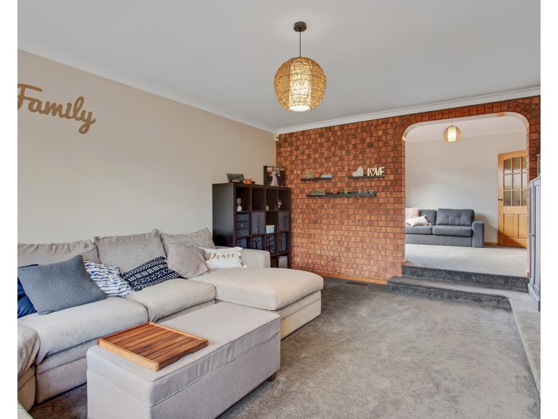 16 BRANDON COURT, Endeavour Hills VIC 3802