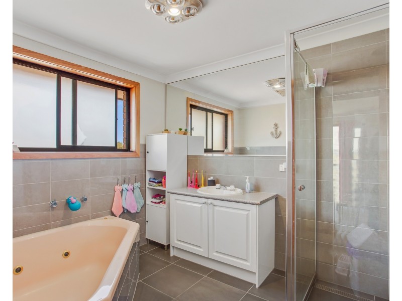 16 BRANDON COURT, Endeavour Hills VIC 3802